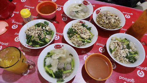 Suasana dan makanan Bakmi Roxy Cikini, salah satu kuliner favorit di Jakarta yang sudah melegenda sejak tahun 1990-an. Foto: Azalia Amadea/kumparan