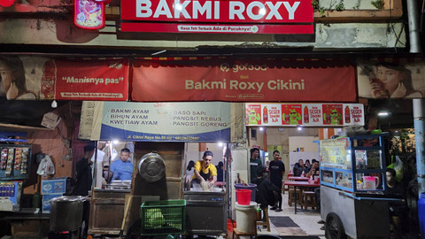 Suasana dan makanan Bakmi Roxy Cikini, salah satu kuliner favorit di Jakarta yang sudah melegenda sejak tahun 1990-an. Foto: Azalia Amadea/kumparan