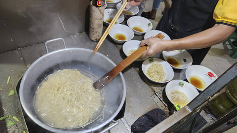 Suasana dan makanan Bakmi Roxy Cikini, salah satu kuliner favorit di Jakarta yang sudah melegenda sejak tahun 1990-an. Foto: Azalia Amadea/kumparan