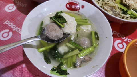 Suasana dan makanan Bakmi Roxy Cikini, salah satu kuliner favorit di Jakarta yang sudah melegenda sejak tahun 1990-an. Foto: Azalia Amadea/kumparan