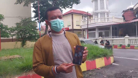 A Sianipar menunjukkan foto Andreas Sianipar warga Deli Serdang yang tewas usai diduga diculik dan dianiaya oknum TNI Serka H bersama 4 warga sipil. Foto: Dok. Istimewa