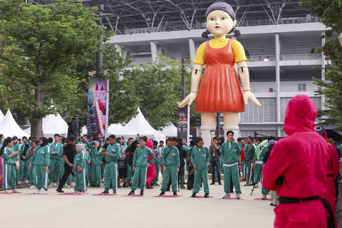Para pemain bergabung dalam permainan Lampu Merah, Lampu Hijau di Stadion Gelora Bung Karno menjelang perilisan serial Netflix Squid Game: Season 2 di Jakarta, Indonesia, Minggu (22/12/2024). Foto: Ajeng Dinar Ulfiana/REUTERS