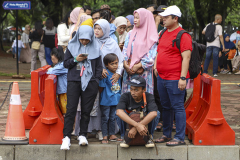 Wisatawan memadati kawasan Monumen Nasional (Monas) Jakarta, Minggu (22/12/2024). Foto: Iqbal Firdaus/kumparan
