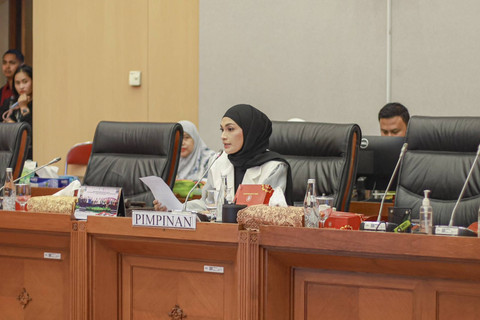 Futri Zulya Savitri, putri Zulkifli Hasan saat rapat di DPR. Foto: Dok. PAN