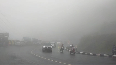 Arus lalu lintas di kawasan wisata Puncak, Ciloto, Cipanas, Cianjur, Jawa Barat yang mengarah Jakarta terpantau ramai lancar, kondisi hujan dan berkabut, Minggu (22/12/2024). Foto: Dok. Istimewa