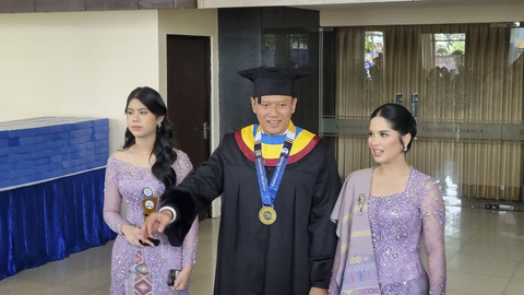 Menteri Koordinator Infrastruktur dan Pembangunan Wilayah (Menko IPK) Agus Harimurti Yudhoyono (AHY) menjalani wisuda di Universitas Airlangga (Unair) Surabaya, Minggu (22/12/2024). Foto: Farusma Okta Verdian/kumparan