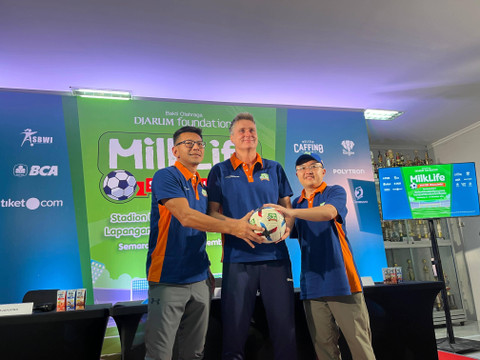 Teddy Tjahono, Timo Scheunemann, dan Adrian Tan dalam sesi jumpa pers MilkLife Soccer Challenge di Stadion Universitas Diponegoro, Semarang, Minggu (22/12). Foto: Aji Nugrahanto/kumparan