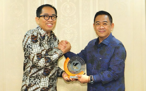 Direktur Utama Krakatau Steel, Muhamad Akbar (kanan) bersama Wakil Menteri Perindustrian Faisol Riza. Foto: Dok. Krakatau Steel