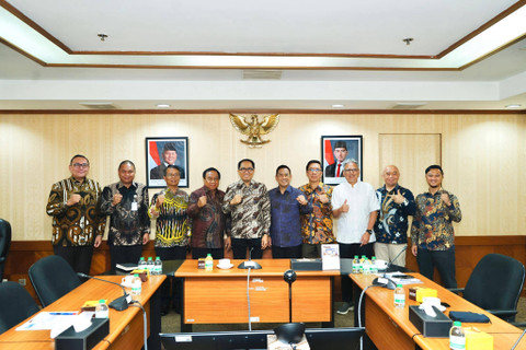 Wakil Menteri Perindustrian, Faisol Riza (kelima dari kiri) menggelar pertemuan dengan Krakatau Steel. Foto: Dok. Krakatau Steel