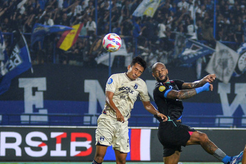 Pemain Persib Bandung David Da Silva menyundul bola ke arah gawang Persita Tangerang pada pertandingan Liga 1 di Stadio Gelora Bandung Lautan Api, Bandug, Minggu (22/12/2024). Foto: Raisan Al Farisi/ANTARA FOTO