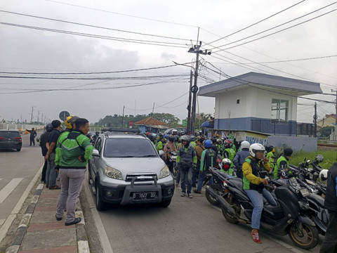 Massa driver ojol mendatangi pangkalan ojek Al-Jabbar, Gedebage Bandung, Senin (23/12/2024). Foto: Robby Bouceu/kumparan