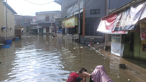 Banjir rob di Blok Empang Muara Angke, Kelurahan Pluit, Jakarta Utara, pada Kamis (19/12/2024). Foto: Agaton/kumparan