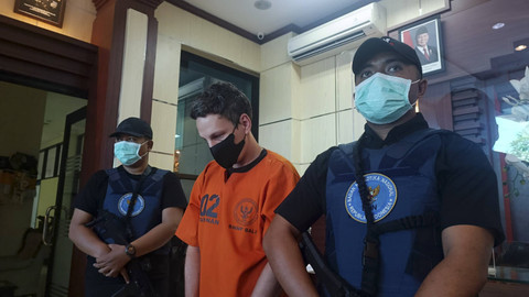 WN Rusia, Evgenii Karamyshev, kurir narkoba jaringan Rusia dihadirkan dalam jumpa pers di BNN Bali, Senin (23/12/2024). Foto: Denita BR Matondang/kumparan