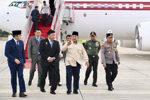 Usai lawatan ke mesir, Presiden Prabowo tiba di tanah air dan langsung melakukan rapat terbatas di Lanud Halim Perdanakusumah, Jakarta Timur, Senin (23/12/2024). Foto: Cahyo/Biro Pers Sekretariat Presiden