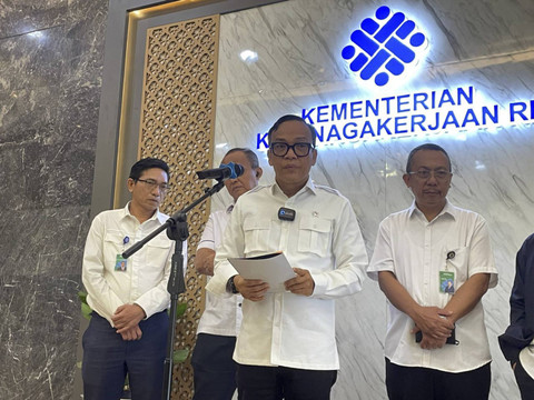 Wakil Menteri Ketenagakerjaan (Wamenaker), Immanuel Ebenezer saat konferensi pers di Kantor Kementerian Ketenagakerjaan, Senin (23/12/2024). Foto: Ghifari/kumparan 