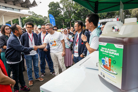Direktur Utama Pertamina Patra Niaga, Riva Siahaan (kedua dari kiri) dan CEO noovoleum, Philippe Micone (kelima dari kiri) pada peluncuran program Green Movemement UCO. Foto: Dok. Pertamina