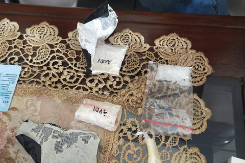 Mina Mundalis, (baju pink) diamankan usai menyelundupkan narkoba jenis sabu-sabu ke dalam Lapas II B Tulungagung. Foto: Kemenkumham Jatim