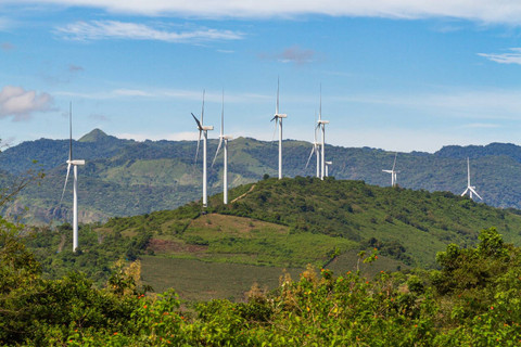 Pembangkit Listrik Tenaga Bayu (PLTB) Sidrap di Sulawesi Selatan, PLTB pertama di Indonesia dan yang terbesar di Asia Tenggara yang dibangun dengan pembiayaan dari PT SMI senilai USD 12,5 juta. Foto: PT SMI