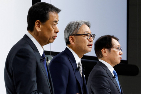Presiden dan CEO Nissan Motor Corporation Makoto Uchida, Presiden dan Representative Executive Officer Honda Toshihiro Mibe dan Presiden dan CEO Mitsubishi Motors Takao Kato menghadiri konferensi pers bersama di Tokyo, Jepang, Senin (23/12/2024). Foto: Kim Kyung-Hoon/REUTERS