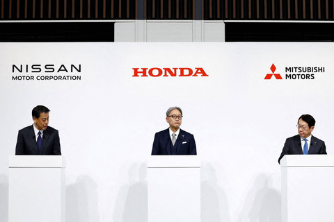 Presiden dan CEO Nissan Motor Corporation Makoto Uchida, Presiden dan Representative Executive Officer Honda Toshihiro Mibe dan Presiden dan CEO Mitsubishi Motors Takao Kato menghadiri konferensi pers bersama di Tokyo, Jepang, Senin (23/12/2024). Foto: Kim Kyung-Hoon/REUTERS