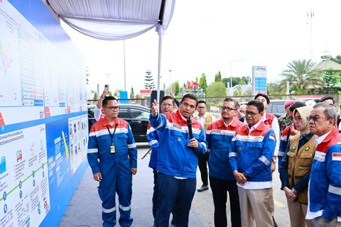 Wakil Menteri ESDM Yuliot (ketiga dari kanan) didampingi Kepala BPH Migas, Erika Retnowati (kedua dari kanan), dan Direktur Manajemen Risiko Subholding Commercial & Trading PT Pertamina Patra Niaga, Rahman Pramono Wibowo melakukan peninjauan ke Fuel Terminal Medan Group dalam acara Satgas Nataru 2024 Pertamina Siaga 