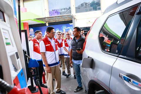 Wakil Menteri ESDM Yuliot (kedua dari kanan) dan Direktur Manajemen Risiko Subholding Commercial & Trading PT Pertamina Patra Niaga Rahman Pramono Wibowo, melakukan peninjauan kesiapan SPBU dan menyapa pelanggan dalam acara Satgas Nataru 2024 Pertamina Siaga 