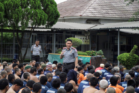 Pemeriksaan narapidana terkena penyakit kulit di Lapas Kelas IIA Karawang. Foto: Lapas Kelas IIA Karawang