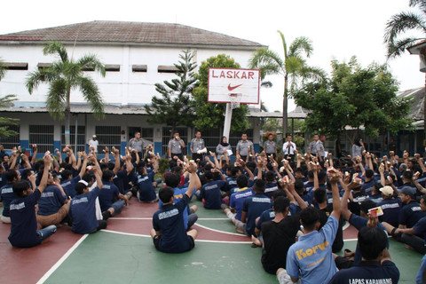 Pemeriksaan narapidana terkena penyakit kulit di Lapas Kelas IIA Karawang. Foto: Lapas Kelas IIA Karawang