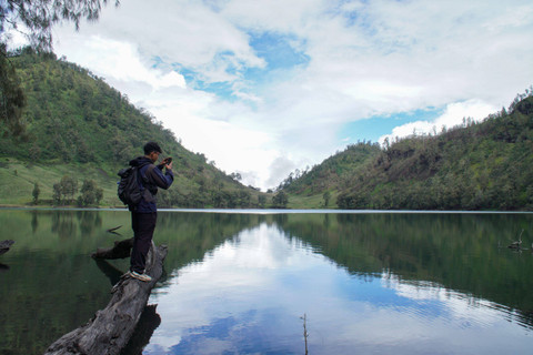Soerang wartawan mengabadikan gambar danau Ranu Kumbolo di Kawasan Taman Nasional Bromo Tengger Semeru (TNBTS), Lumajang, Jawa Timur, Senin (23/12/2024). Foto: Irfan Sumanjaya/ANTARA FOTO
