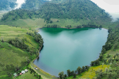 Foto udara Ranu Kumbolo di Kawasan Taman Nasional Bromo Tengger Semeru (TNBTS), Lumajang, Jawa Timur, Senin (23/12/2024). Foto: Irfan Sumanjaya/ANTARA FOTO