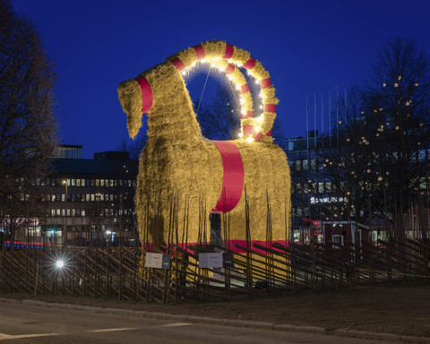 Tradisi Natal di Swedia, Yule Goat. Foto: Tommy Alven/Shutterstock