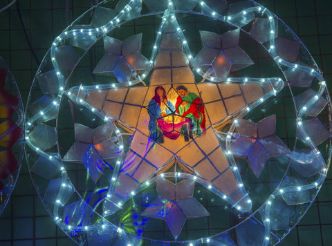 Tradisi Natal di Filipina, Giant Lantern Festival. Foto: Kobby Dagan/Shutterstock