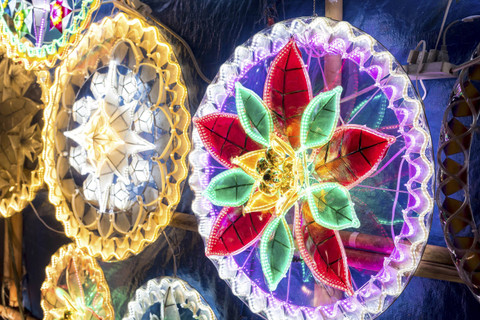 Tradisi Natal di Filipina, Giant Lantern Festival. Foto: MDV Edwards/Shutterstock