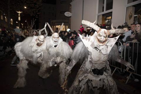 Tradisi Natal di Austria, Krampuslauf. Foto: HelgaQ/Shutterstock 