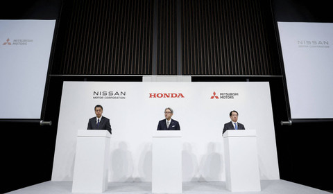 Makoto Uchida Presiden dan CEO Nissan Motor Corporation, Toshihiro Mibe Presiden Honda dan Takao Kato, Presiden dan CEO Mitsubishi Motors saat konferensi pers bersama mengenai pembicaraan merger mereka, di Tokyo, Jepang, Senin (23/12/2024). Foto: Kim Kyung-Hoon/REUTERS
