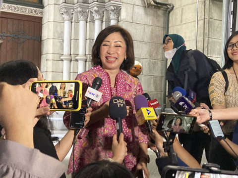 Humas Gereja Katedral Jakarta Susyana Suwadie menjawab pertanyaan wartawan di kawasan Gereja Katedral, Jakarta Pusat, Selasa (24/12/2024). Foto: Alya Zahra/kumparan 