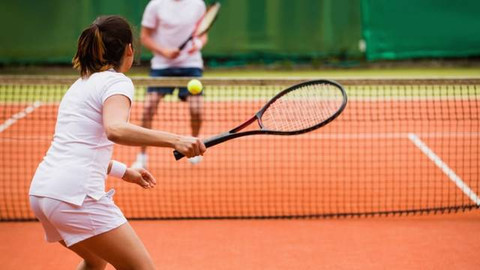 Ilustrasi berlatih tenis. Foto: Shutter Stock