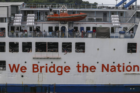 Sejumlah penumpang berdiri di atas kapal yang akan bersandar di Pelabuhan Merak, Kota Cilegon, Banten, Senin (23/12/2024). Foto: Angga Budhiyanto/ ANTARA FOTO