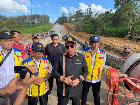 - Ketua Komisi V DPR RI Lasarus meninjau pembangunan ruas jalan Simpang Medang-Nanga Mau, Kabupaten Sintang. (Foto: Yus/Hi! Pontianak)
