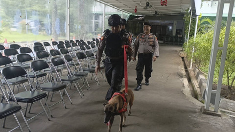Anjing pelacak dan anggota polisi diterjunkan untuk mengamankan perayaan misa Natal di Gereja Katedral Semarang, Selasa (24/12/2024). Foto: Intan Alliva Khansa/kumparan