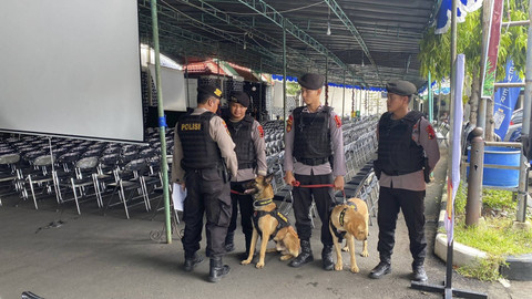 Anjing pelacak dan anggota polisi diterjunkan untuk mengamankan perayaan misa Natal di Gereja Katedral Semarang, Selasa (24/12/2024). Foto: Intan Alliva Khansa/kumparan