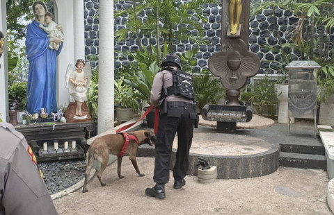 Anjing pelacak dan anggota polisi diterjunkan untuk mengamankan perayaan misa Natal di Gereja Katedral Semarang, Selasa (24/12/2024). Foto: Intan Alliva Khansa/kumparan