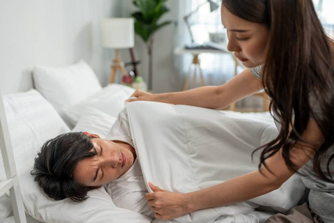 Ilustrasi perempuan membantu menjaga kesehatan keluarga. Foto: Hananeko_Studio/Shutterstock