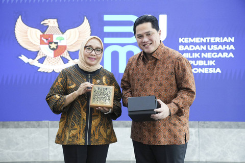 Menteri BUMN Erick Thohir mengadakan pertemuan dengan Menteri Pemberdayaan Perempuan dan Perlindungan Anak (PPPA) Arifatul Choiri Fauzi di Kantor Kementerian BUMN, Jakarta, Selasa (24/12/2024). Foto: Dok. Kementerian BUMN