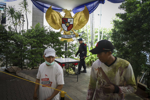 Polisi melakukan sterilisasi di Gereja Katedral, Jakarta, Selasa (24/12/2024). Foto: Iqbal Firdaus/kumparan