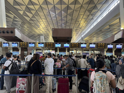 Suasana di Terminal 3 Bandara Soekarno-Hatta, Tangerang lebih ramai dibanding hari biasanya jelang libur Nataru, Selasa (24/12/2024). Foto: Luthfi Humam/kumparan