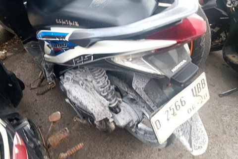 Motor yang terkena cairan kimia di Jalan Raya Purwakarta, Kecamatan Padalarang, Kabupaten Bandung Barat, Selasa (24/12/2024). Foto: Robby Bouceu/kumparan