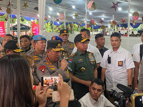 Kapolri Jenderal Listyo Sigit Prabowo dan Panglima TNI Jenderal Agus Subiyanto usai meninjau gereja Katedral, Jakarta pada Selasa (24/12). Foto: Abid Raihan/kumparan