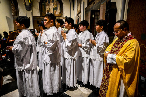 Romo Hani Rudi Hartoko (kanan) bersiap untuk memimpin umat Katolik dalam melaksanakan Misa Malam Natal di Gereja Katedral, Jakarta, Minggu (24/12/2024). Foto: Rivan Awal Lingga/ANTARA FOTO