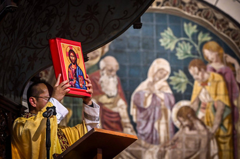 Romo Hani Rudi Hartoko memimpin umat Katolik dalam melaksanakan Misa Malam Natal di Gereja Katedral, Jakarta, Minggu (24/12/2024). Foto: Rivan Awal Lingga/ANTARA FOTO